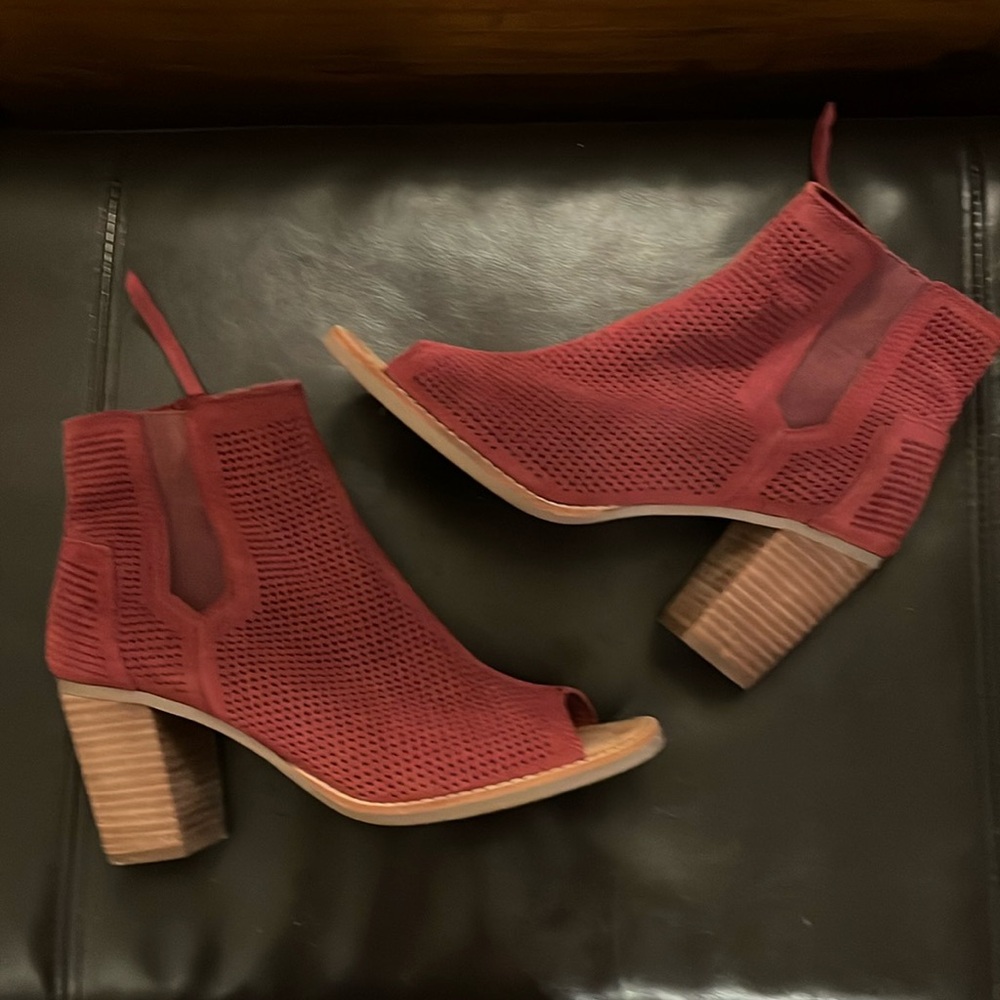 Tom’s open toe bootie